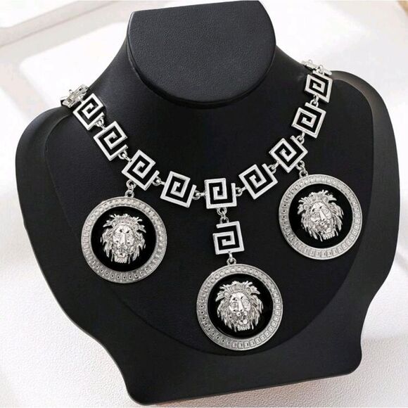 Designer Inspired Black & Silver Lion necklace - Picture 2 of 5